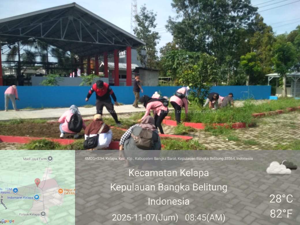 Gotong Royong di Pasar Kelapa Dinas Koperasi UKM dan Perdagangan Kab Bangka Barat Menjaga Kebersihan dan Kenyamanan Jual Beli