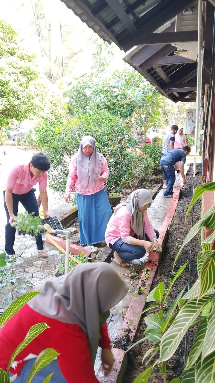 DINAS KOPERASI, UKM DAN PERDAGANGAN MENGGELAR KEGIATAN GOTONG ROYONG DI PERKARANGAN KANTOR