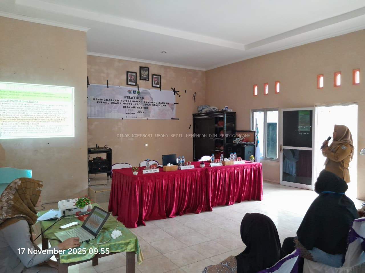 KEPALA DINAS DKUP SEBAGAI NARASUMBER DALAM KEGIATAN PELATIHAN PENINGKATAN KETERAMPILAN DAN PENGETAHUAN PELAKU USAHA MIKRO, KECIL DAN MENENGAH DI DESA AIR NYATOH, KEC. SIMPANG TERITIP