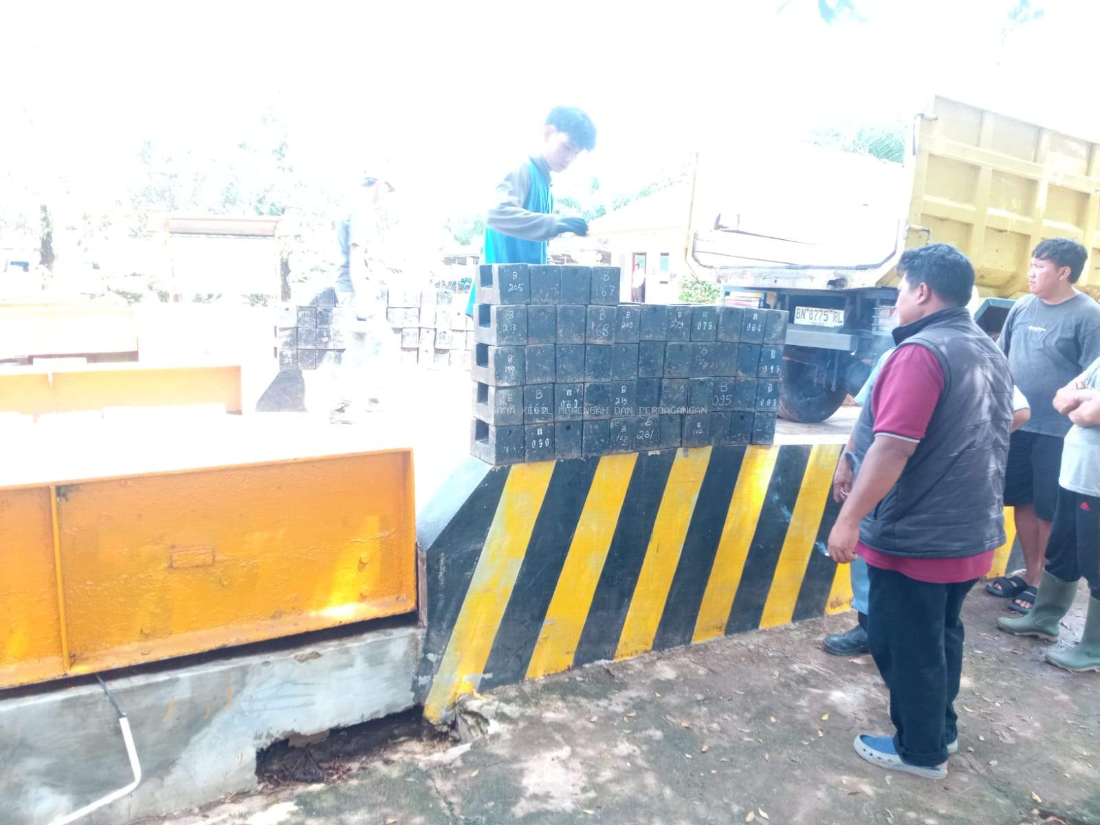 PENGAWASAN DAN TERA ULANG PADA TIMBANGAN JEMBATAN ELKTRONIK MILIK PT. GSBL