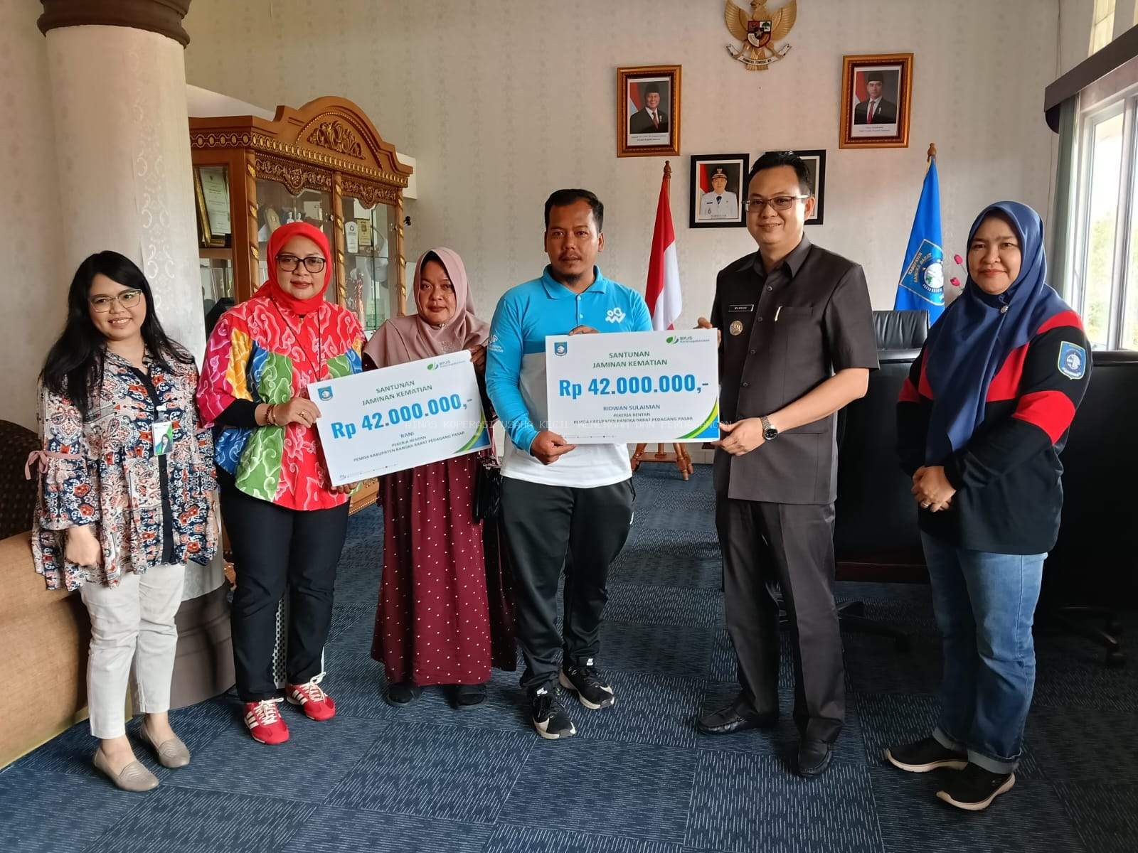 PENYERAHAN SANTUNAN SECARA SIMBOLIS JAMINAN KEMATIN (JKM) KEPADA AHLI WARIS PEDANGAN PASAR DI KABUPATEN BANGKA BARAT