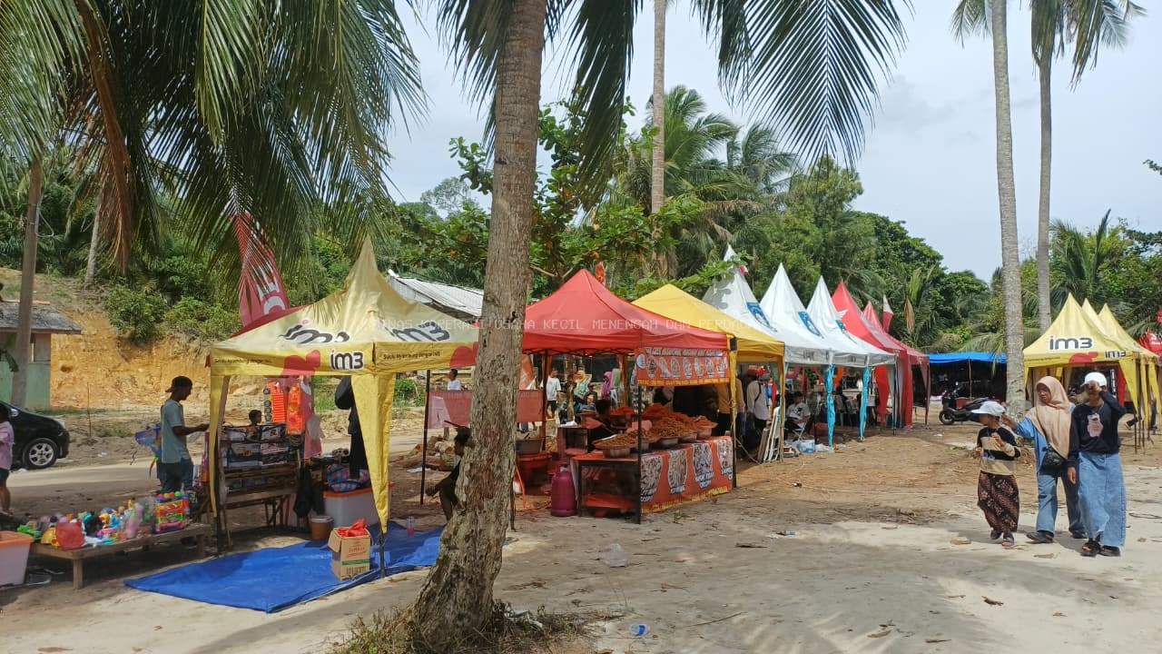 DKUP BANGKA BARAT MEMFASILITASI TENDA BAGI UKM DALAM ACARA FESTIVAL PERANG KETUPAT DI PANTAI PASIR KUNING KECAMATAN TEMPILANG
